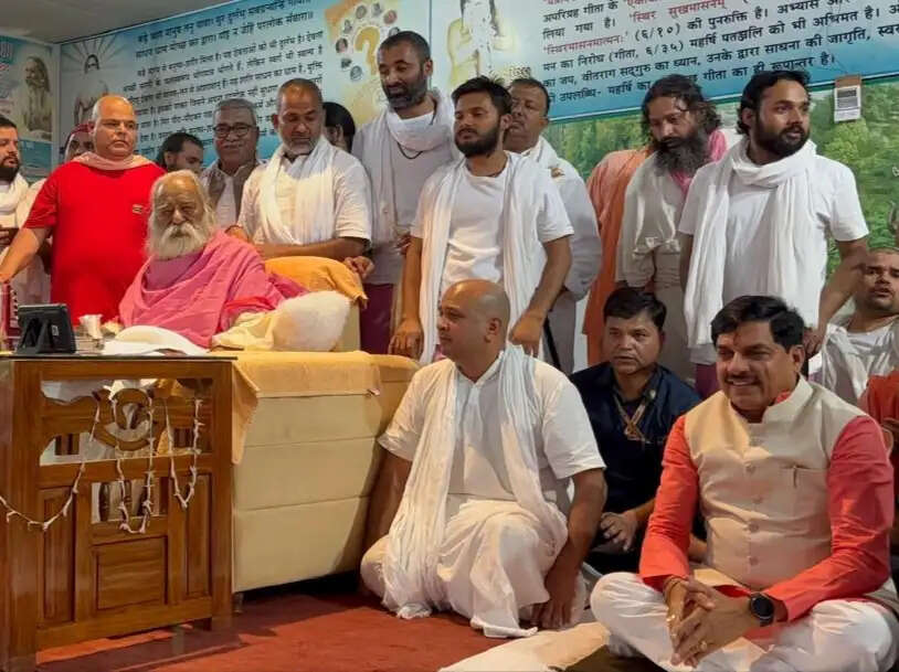 मुख्यमंत्री मोहन यादव ने स्वामी अड़गड़ानंद से लिया आशीर्वाद, बोले-संतों के मार्ग से ही मिलता है देवत्व