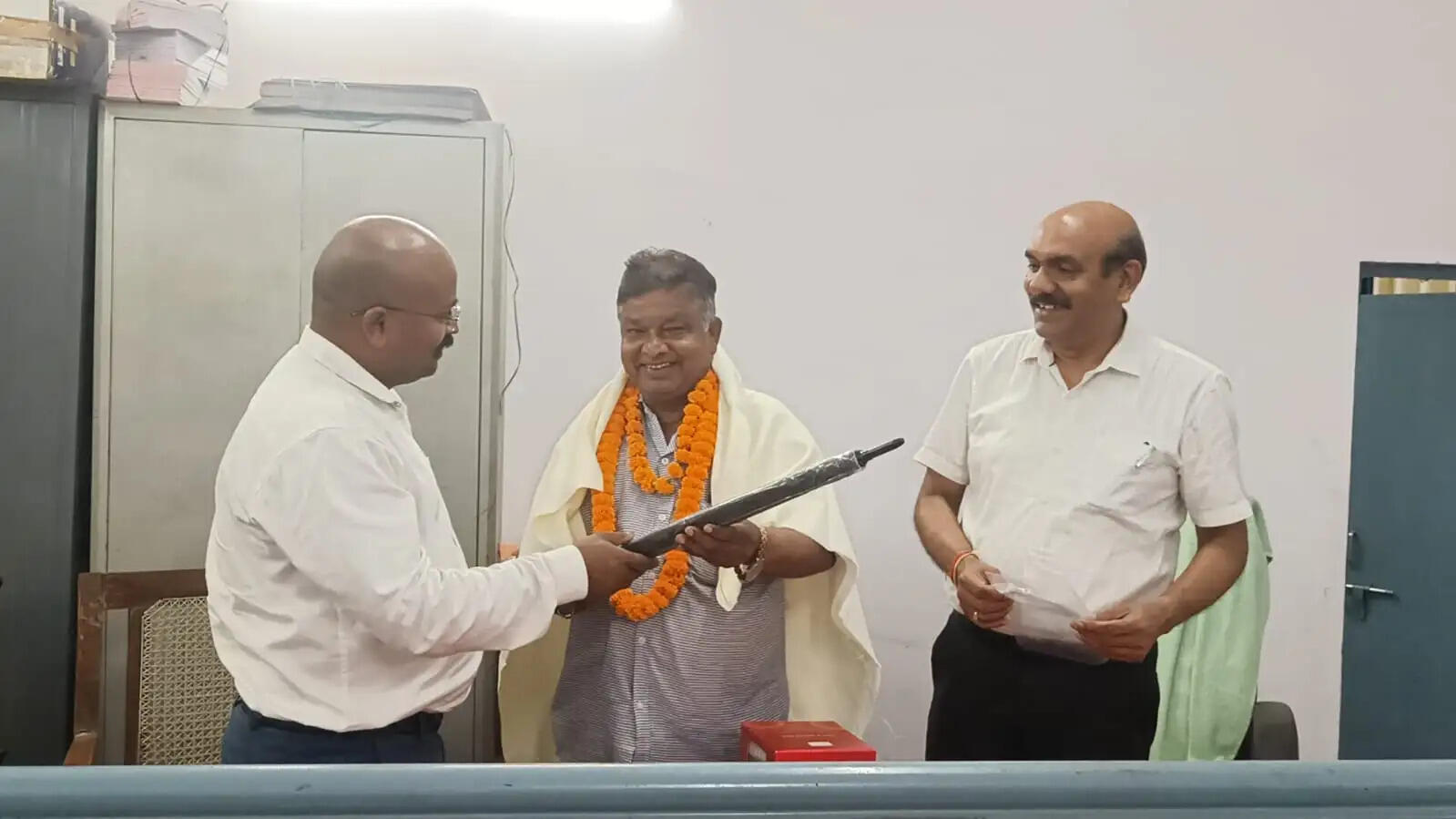 सेवा के 30 वर्ष पूर्ण कर मुख्य अनुलेखक सुधीर कुमार श्रीवास्तव सेवानिवृत्त