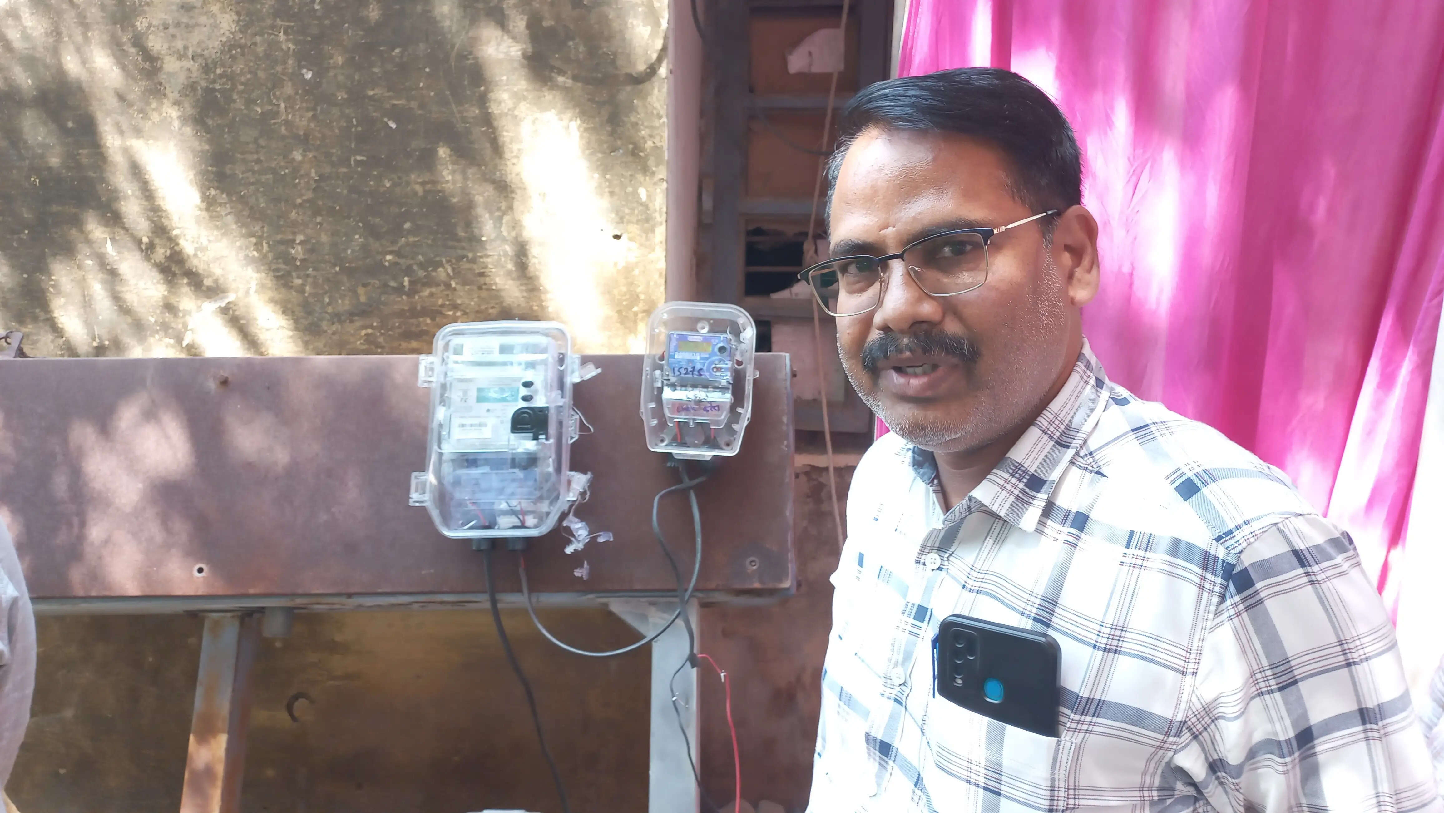 शिवपुरीः करैरा में विद्युत संपर्क अभियान में पुराने और स्मार्ट मीटर के अंतर से उपभोक्ताओं को कराया अवगत