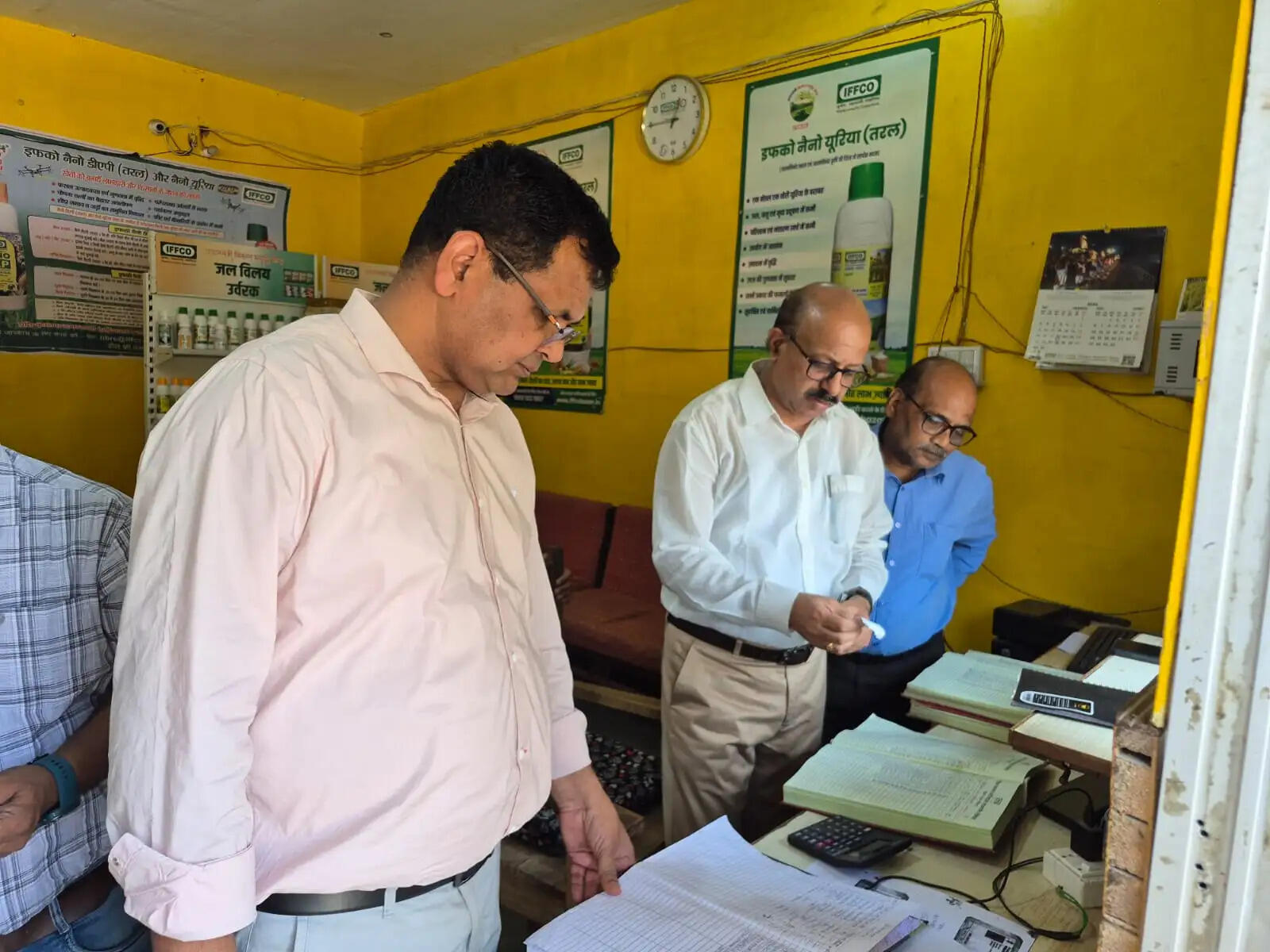 स्टॉक व बिक्री रजिस्टर में गड़बड़ी पर तीन उर्वरक विक्रेताओं के लाइसेंस निलम्बित