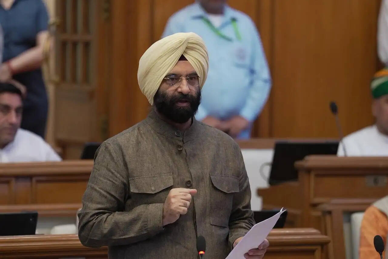 दिल्ली आबकारी नीति को लेकर आआपा और केजरीवाल को सिरसा ने सदन में घेरा