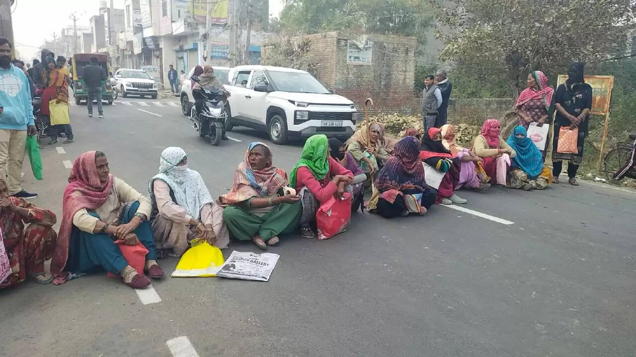 जींद : लाेक अदालत में बिजली बिलाें का समाधान नहीं हाेने पर महिलाओं ने लगाया जाम