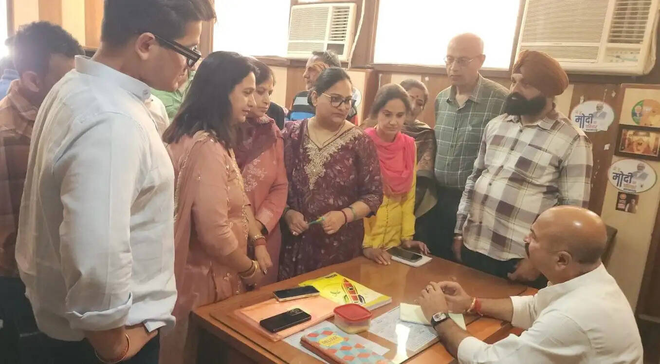 जम्मू पूर्व में विधायक युधवीर सेठी का जनता दरबार, लोगों की समस्याएं सुनीं