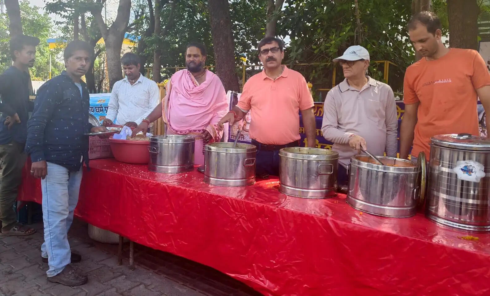 जम्मू रेलवे स्टेशन पर अमरनाथ यात्रियों के लिए विशाल भंडारा दूसरे दिन भी जारी