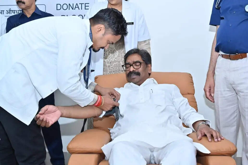 झारखंड विधानसभा में स्वैच्छिक रक्तदान शिविर, मुख्यमंत्री हेमंत सोरेन ने रक्तदान कर किया शुभारंभ