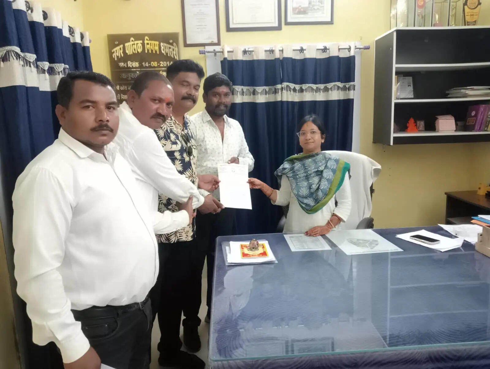 बिना आरसी, इंश्योरेंस के सड़कों पर दौड़ रही निगम की कचरा ढोने वाली गाड़ियां