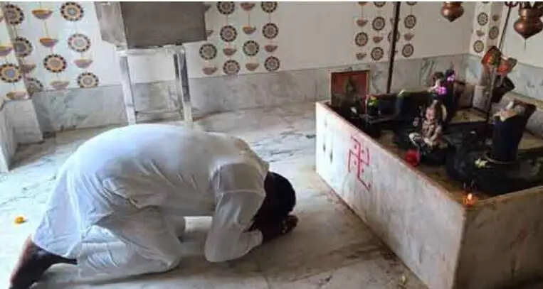 मतगणना से पहले मंदिर पहुंचे बीजेपी प्रत्याशी&nbsp;बुधराई टुडू, जीत की कामना