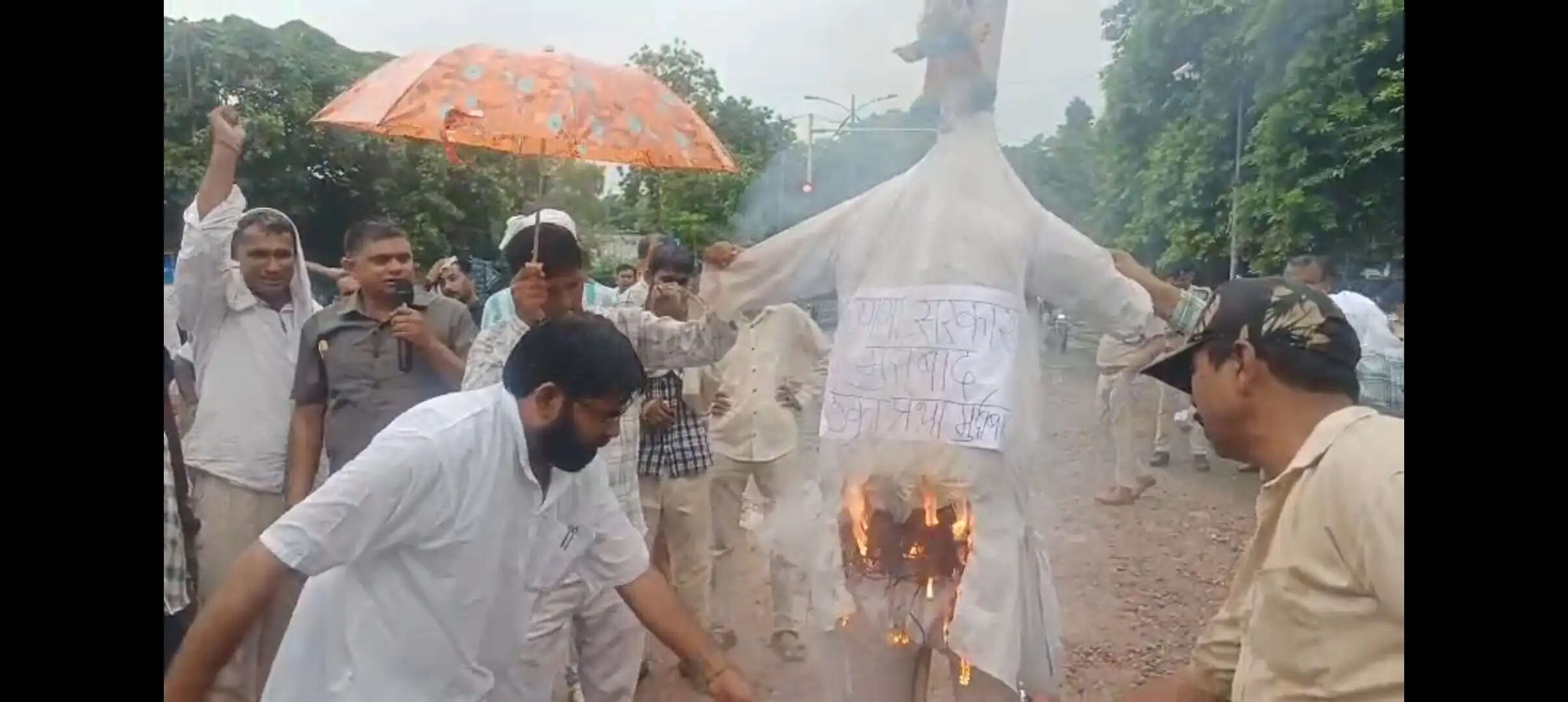 गुरुग्राम में भारी बारिश में निगम कर्मियों ने फूंका सरकार व ठेकेदारी प्रथा पुतला