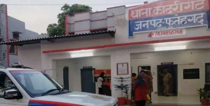 कार की टक्कर से ई-रिक्शा सवार बच्चे की मौत, चार घायल