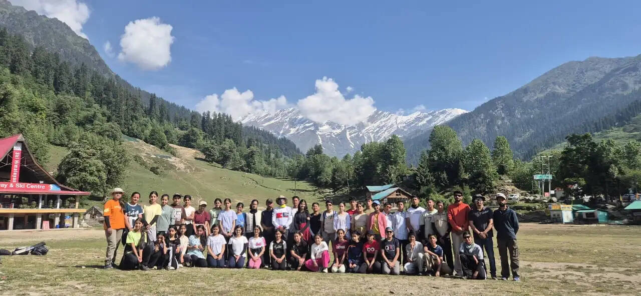 10,500 फीट ऊंचे पटालसू पीक पर डीएवी मंडी के जांबाज छात्रों ने फहराया परचम