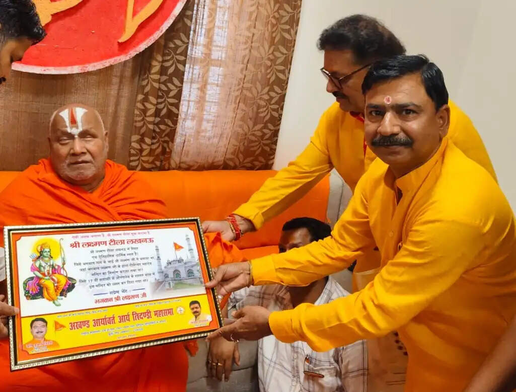 लक्ष्मण टीला की न्यायिक लड़ाई लड़ रहे ऋषि त्रिवेदी जगद्गुरु रामभद्राचार्य से मिलकर लिया आशीर्वाद
