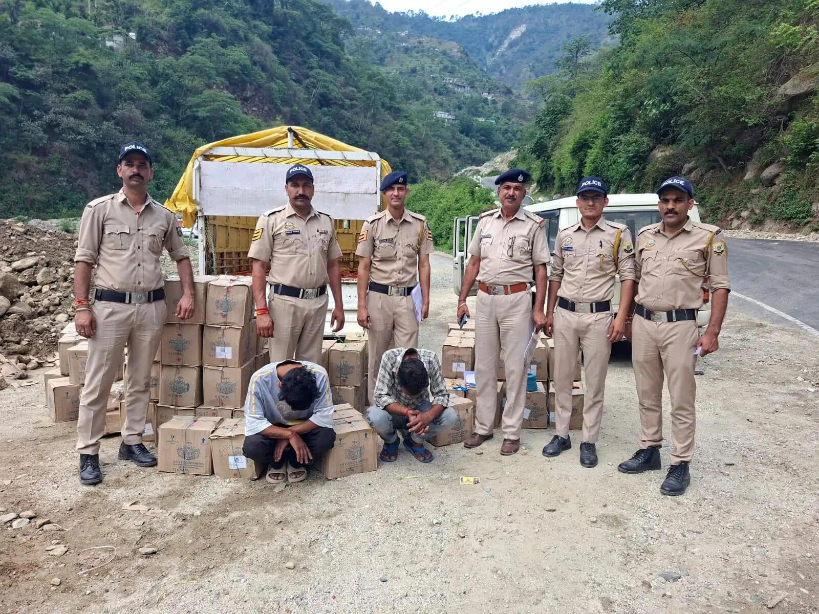मंडी के पंडोह में पुलिस ने दो सगे भाईयों से पकड़ा अवैध शराब का जखीरा