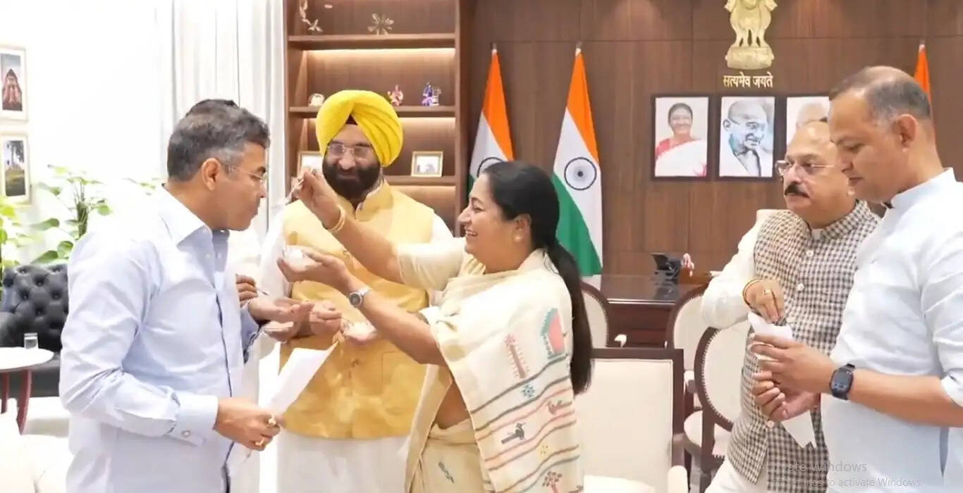 (लीड) रेखा गुप्ता ने अपने मंत्रियों के साथ ‘झालमुड़ी’ और ‘रसगुल्ला’ के साथ मनाया भाजपा की जीत का जश्न
