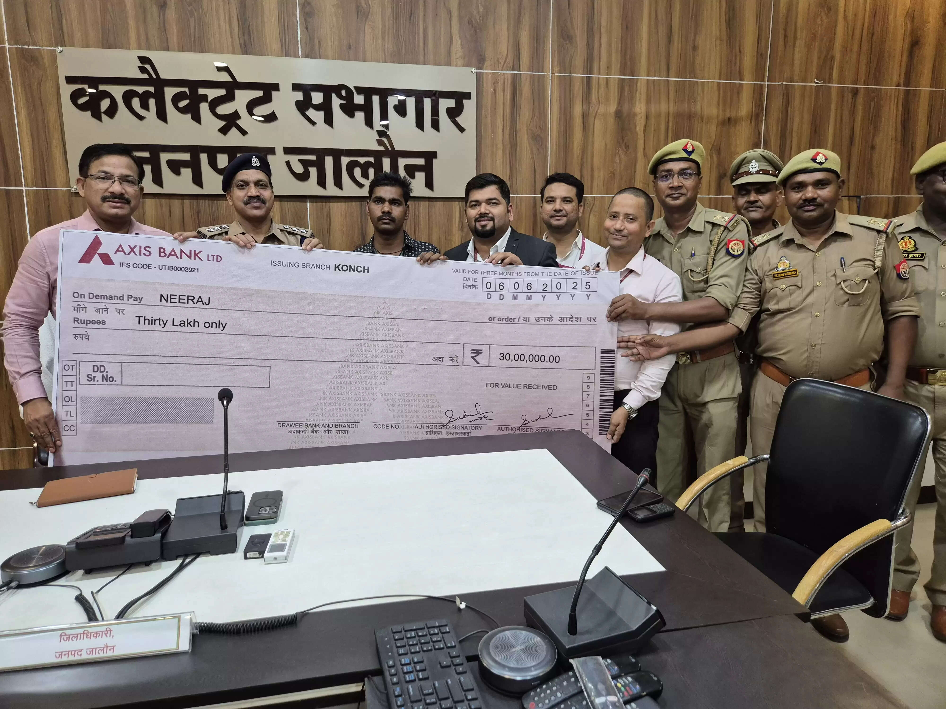 दिवंगत होमगार्ड्स के आश्रित को 30 लाख की सहायता राशि, डीएम ने सौंपा चेक