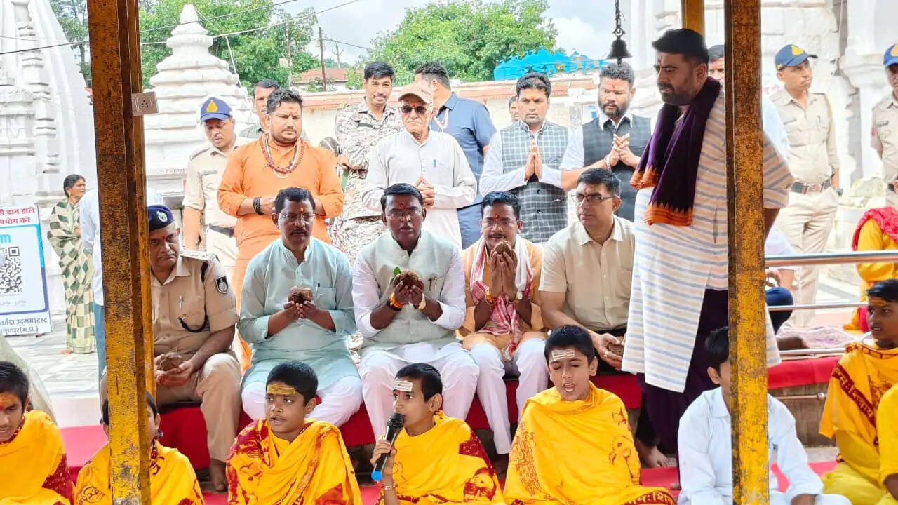 अनूपपुर: सेवा संकल्प अभियान का शुभारंभ, प्रभारी मंत्री ने माँ नर्मदा उद्गम पर की पूजा-अर्चना