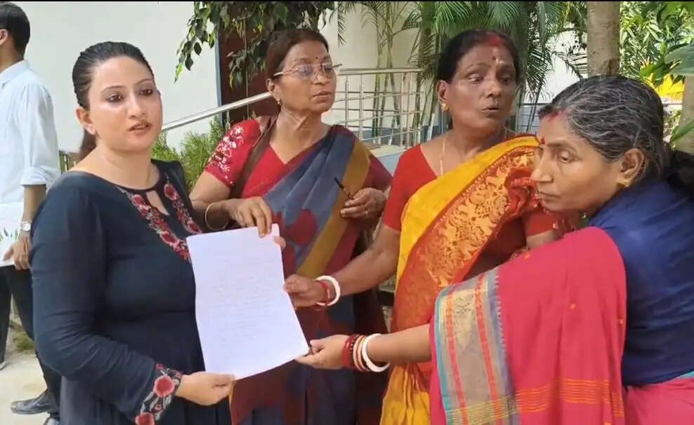 नाला निर्माण पर बवाल, महिला ने प्रशासनिक व्यवहार पर उठाए सवाल