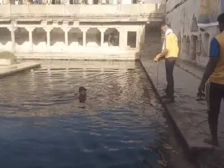 बच्चों को स्विमिंग सिखाने गए पिता की कुंड में डूबने से मौत