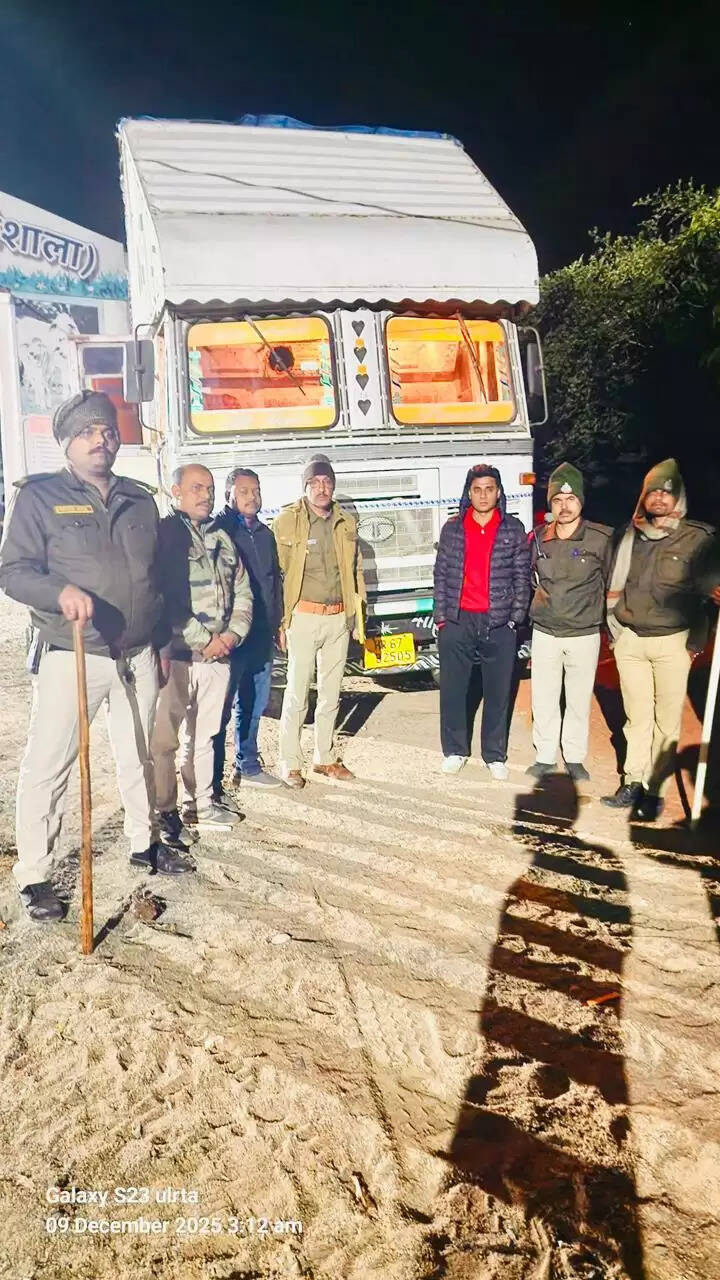 सिवनीः पुलिस ने कंटेनर से 32 गौ–वंश मुक्त कराए, दो तस्कर गिरफ्तार