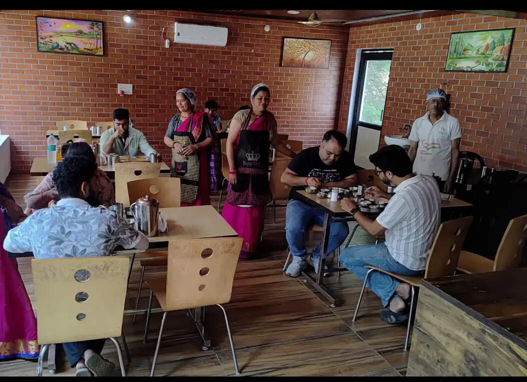 छह महिलाओं ने संवारा स्वरोजगार का रास्ता, सालाना 12-13 लाख रुपये की आमदनी