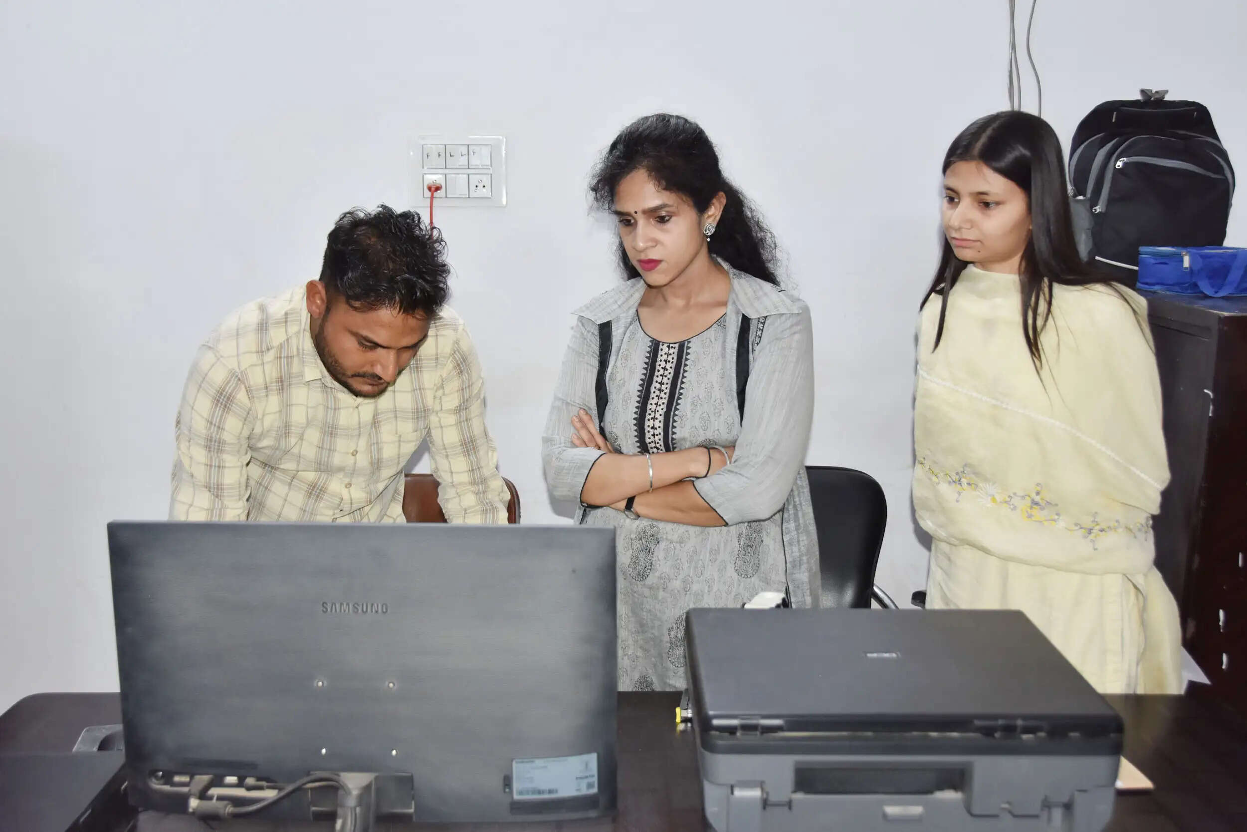 कैथल: राजौंद में डीसी का औचक निरीक्षण, नायब तहसीलदार अनुपस्थित मिलने पर नोटिस