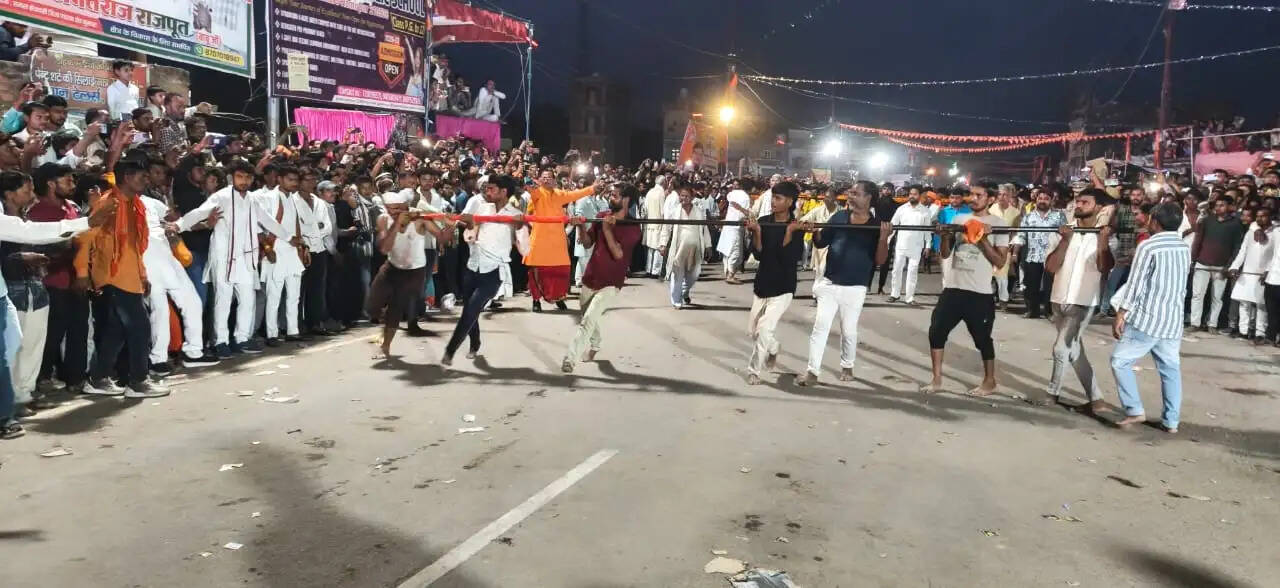 हमीरपुर में एतिहासिक जवारा मेले के जुलूस में लुटाए गए बर्तन