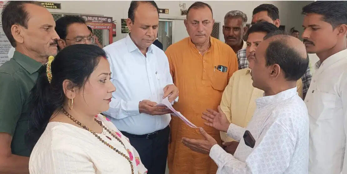 कालिंद्री एक्सप्रेस के रूट न&nbsp;बदलने की&nbsp;मांग&nbsp;पर&nbsp;व्यापार मंडल ने जिला&nbsp;प्रशासन&nbsp;काे&nbsp;साैंपा&nbsp;ज्ञापन