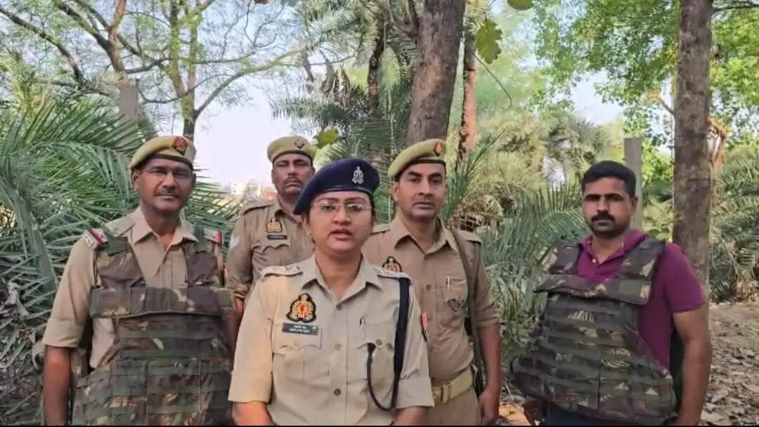 पुलिस मुठभेड़ में दो गो तस्कर घायल, छह गोवंश व हथियार समेत गिरफ्तार