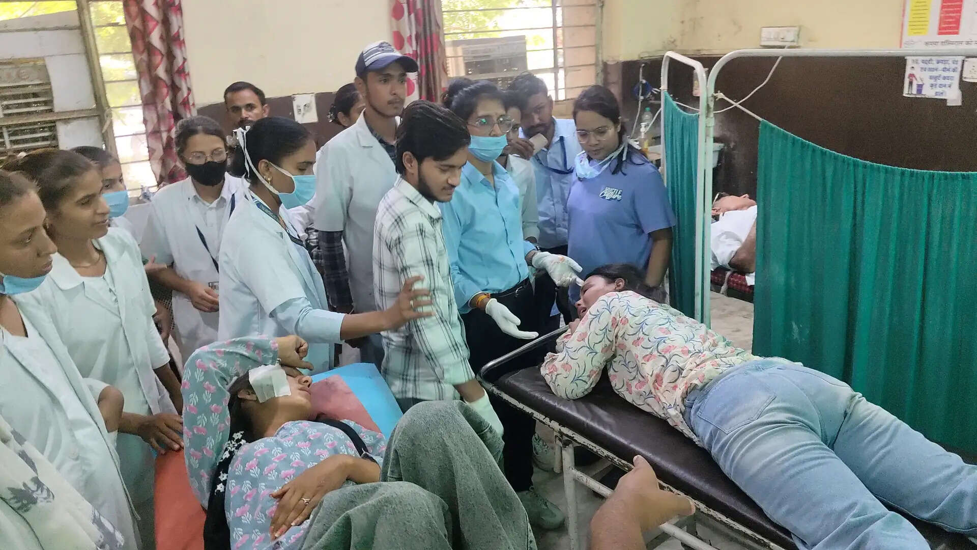 बस ने बाइक को मारी टक्कर, कॉलेज स्टूडेंट घायल