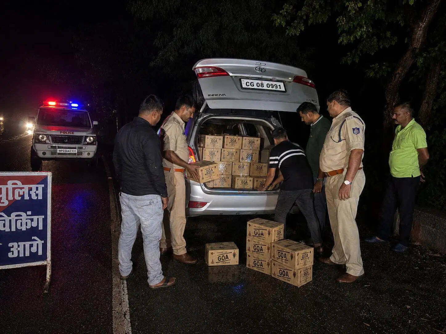 अनूपपुर: पुलिस ने 25 पेटी अवैध शराब की जब्त, लग्जरी कार सहित तीन तस्कर गिरफ्तार