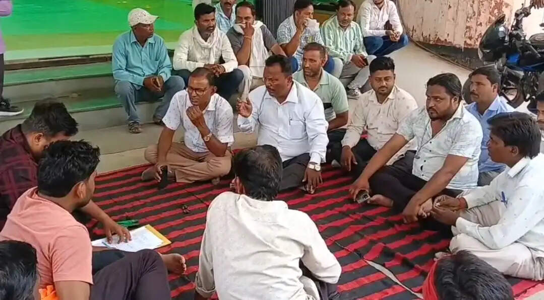 धरने पर बैठे सफाई कर्मचारी, जिला बॉर एसोसिएशन अध्यक्ष पर अभद्रता का लगाया आरोप