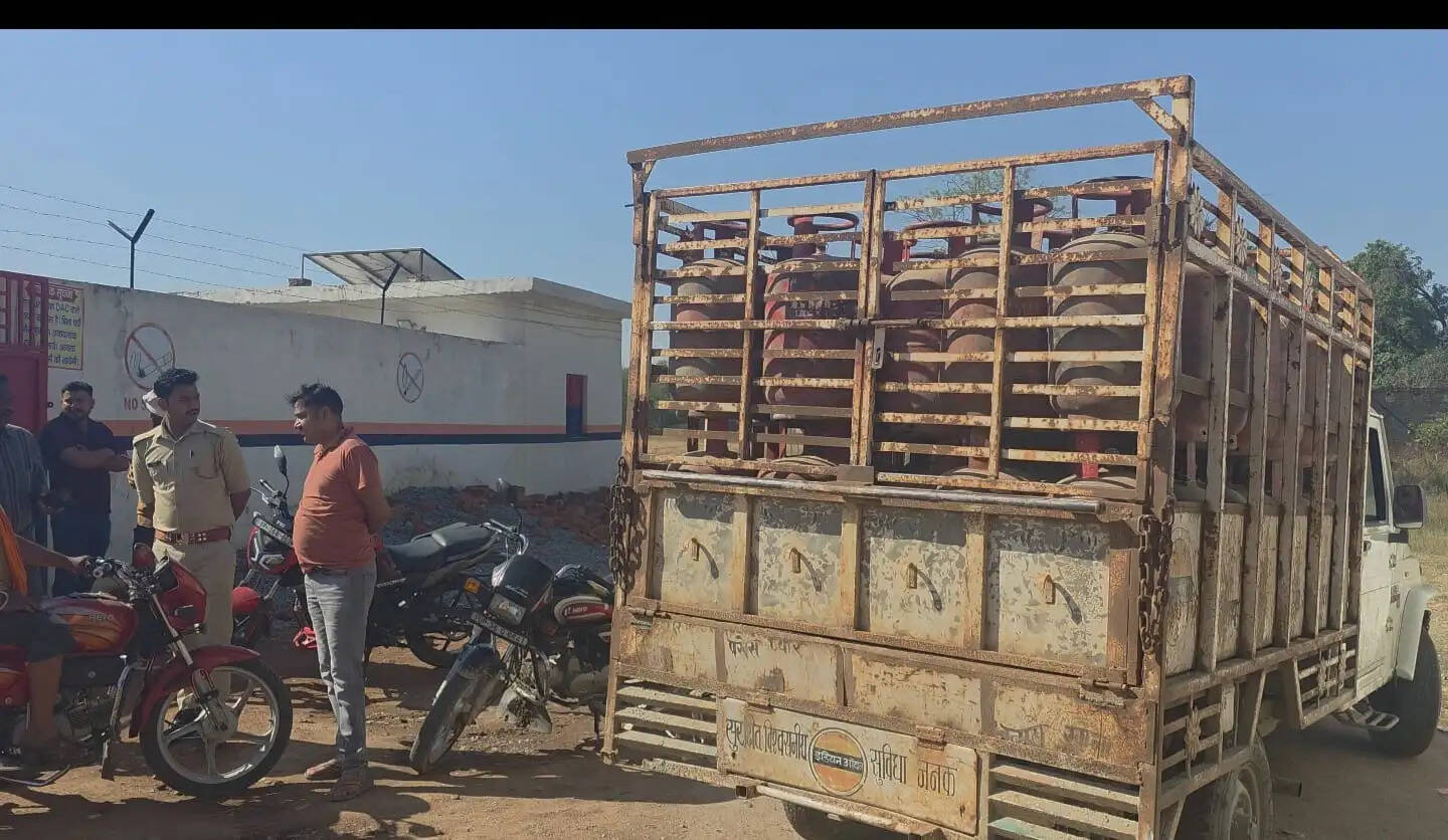 अमेठी में एलपीजी की कालाबाजारी का बड़ा खुलासा, 1295 सिलेंडरों की हेराफेरी मामले में गैस एजेंसी संचालक के खिलाफ केस दर्ज