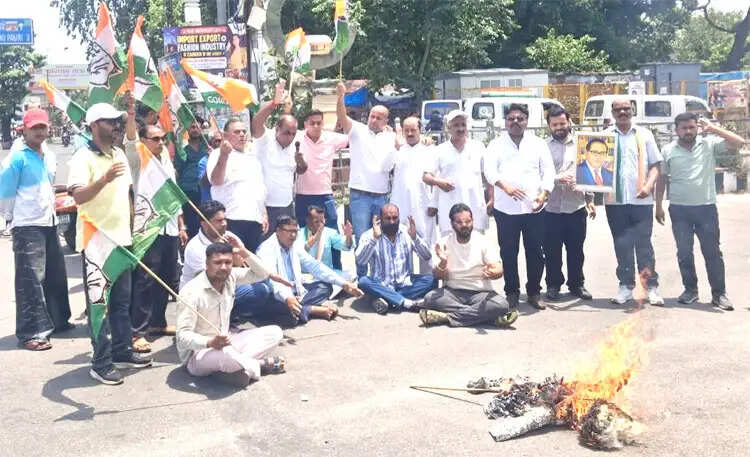मीनाक्षी नटराजन का नामांकन निरस्त होने पर कांग्रेस का प्रदर्शन, चुनाव आयोग का पुतला फूंका
