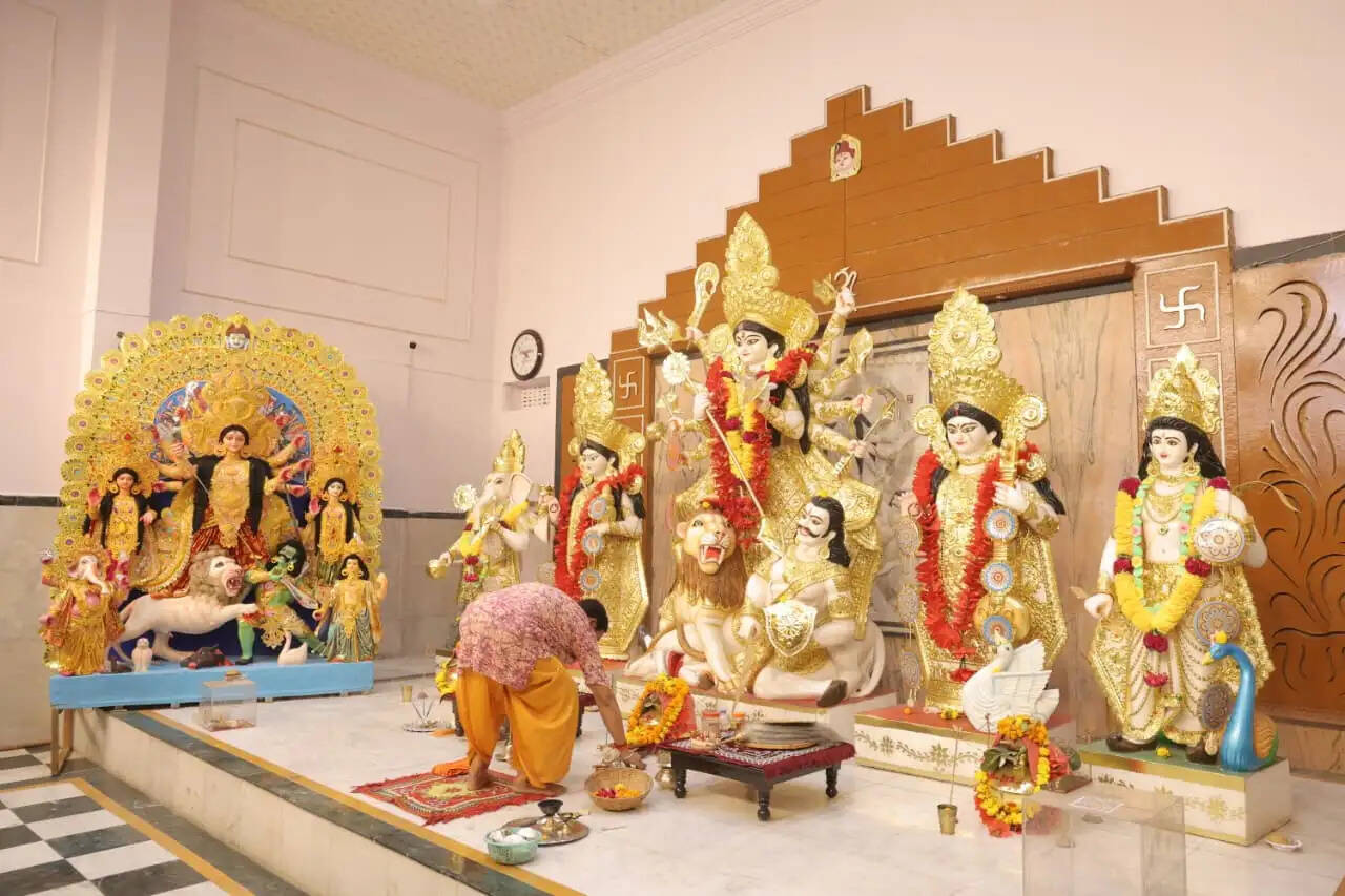 दुर्गाबाड़ी में &nbsp;भव्य दुर्गा पूजा&nbsp; महोत्सव का आगाज: स्वर्णिम महल में विराजी मां दुर्गा