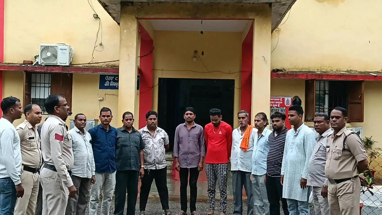 जांजगीर-चांपा पुलिस का बड़ा एक्शन: रातभर चला कॉम्बिंग गश्त, 127 निगरानी और गुंडा बदमाश थाने लाए गए