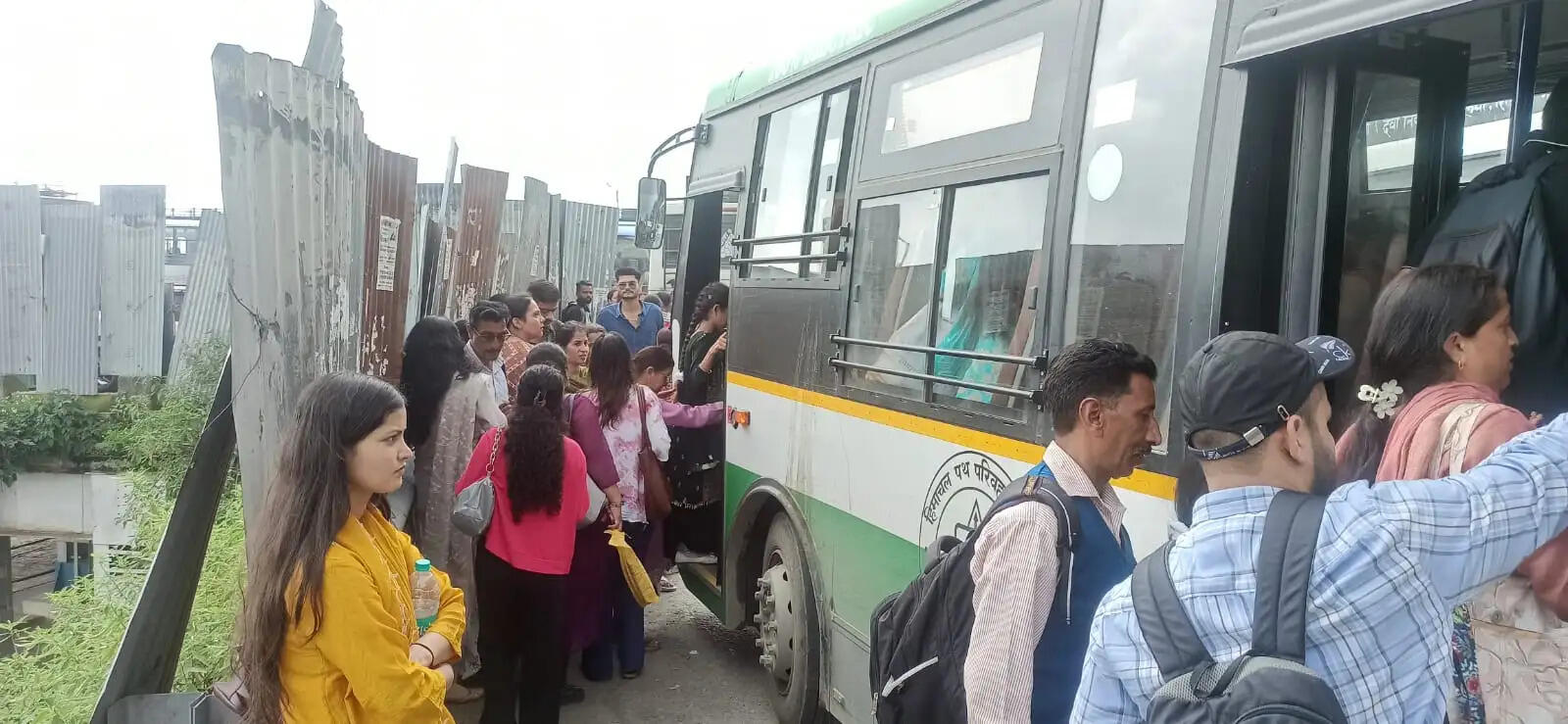 रक्षाबंधन पर हिमाचल में महिलाओं का एचआरटीसी बसों में मुफ्त सफर, दिनभर बसों में रही भारी भीड़