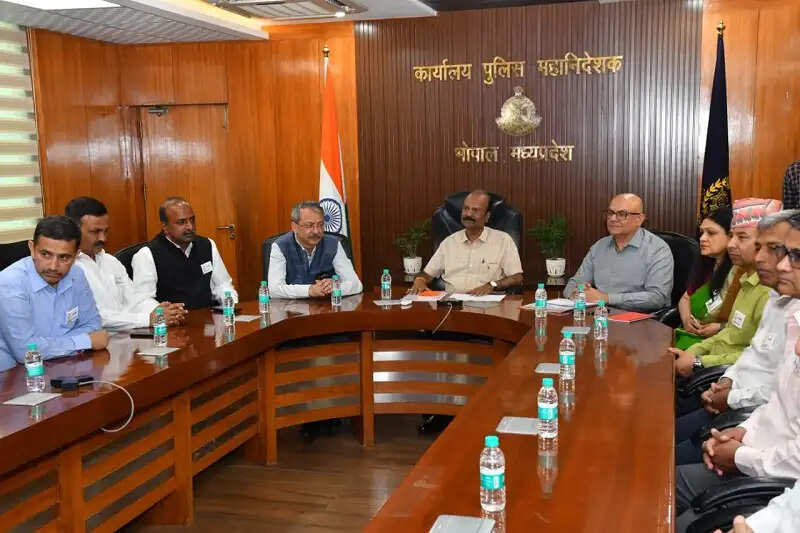 मप्रः नेशनल डिफेंस कॉलेज के प्रतिनिधिमंडल ने डीजीपी मकवाणा से की सौजन्य भेंट