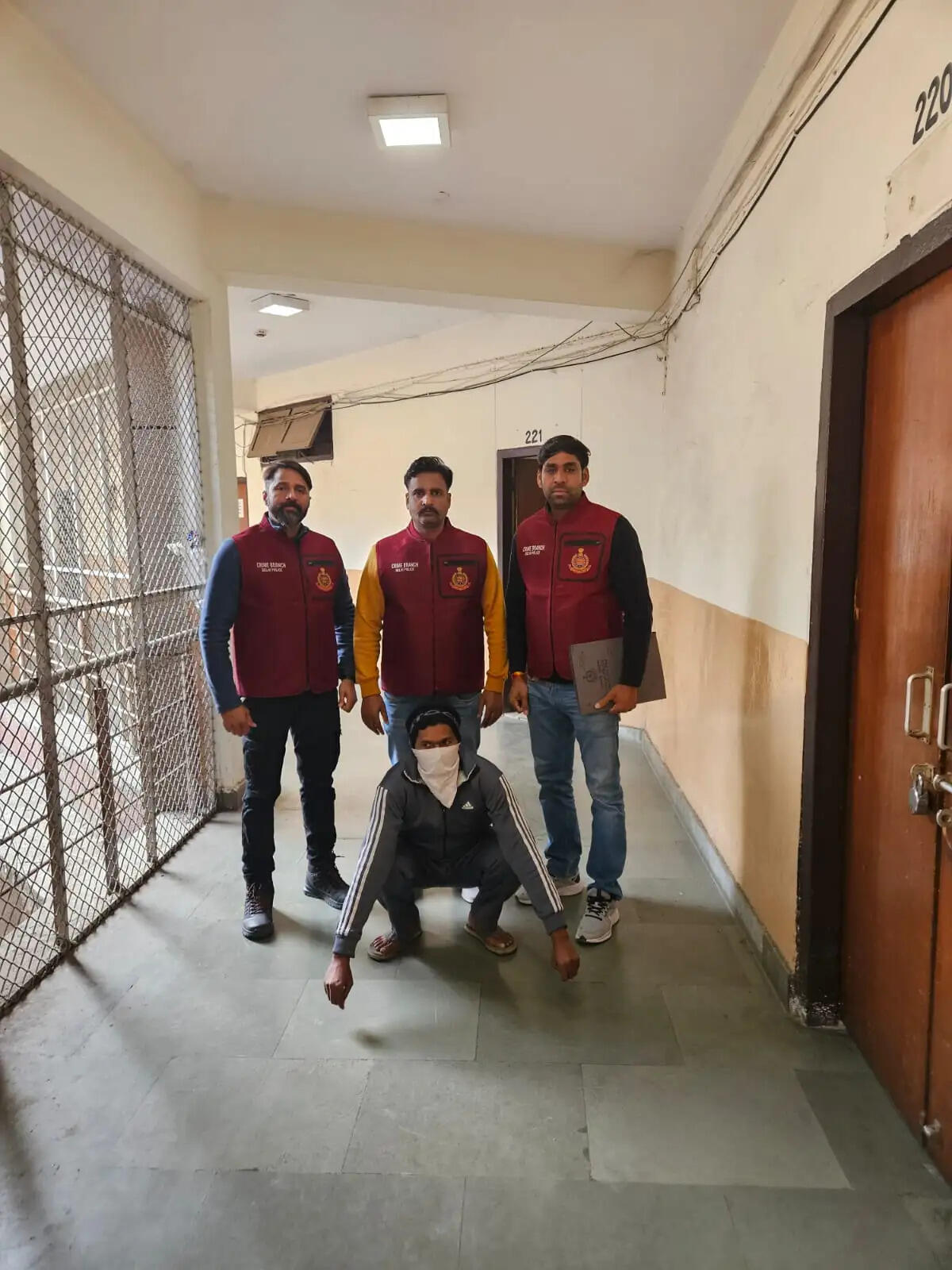 भगोड़े बदमाश को पुलिस ने दबोचा