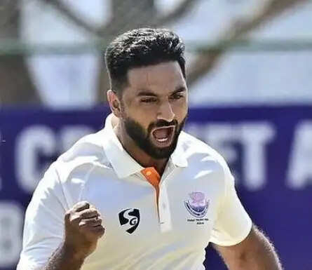 आकिब नबी का सरे के लिए काउंटी चैंपियनशिप में पदार्पण