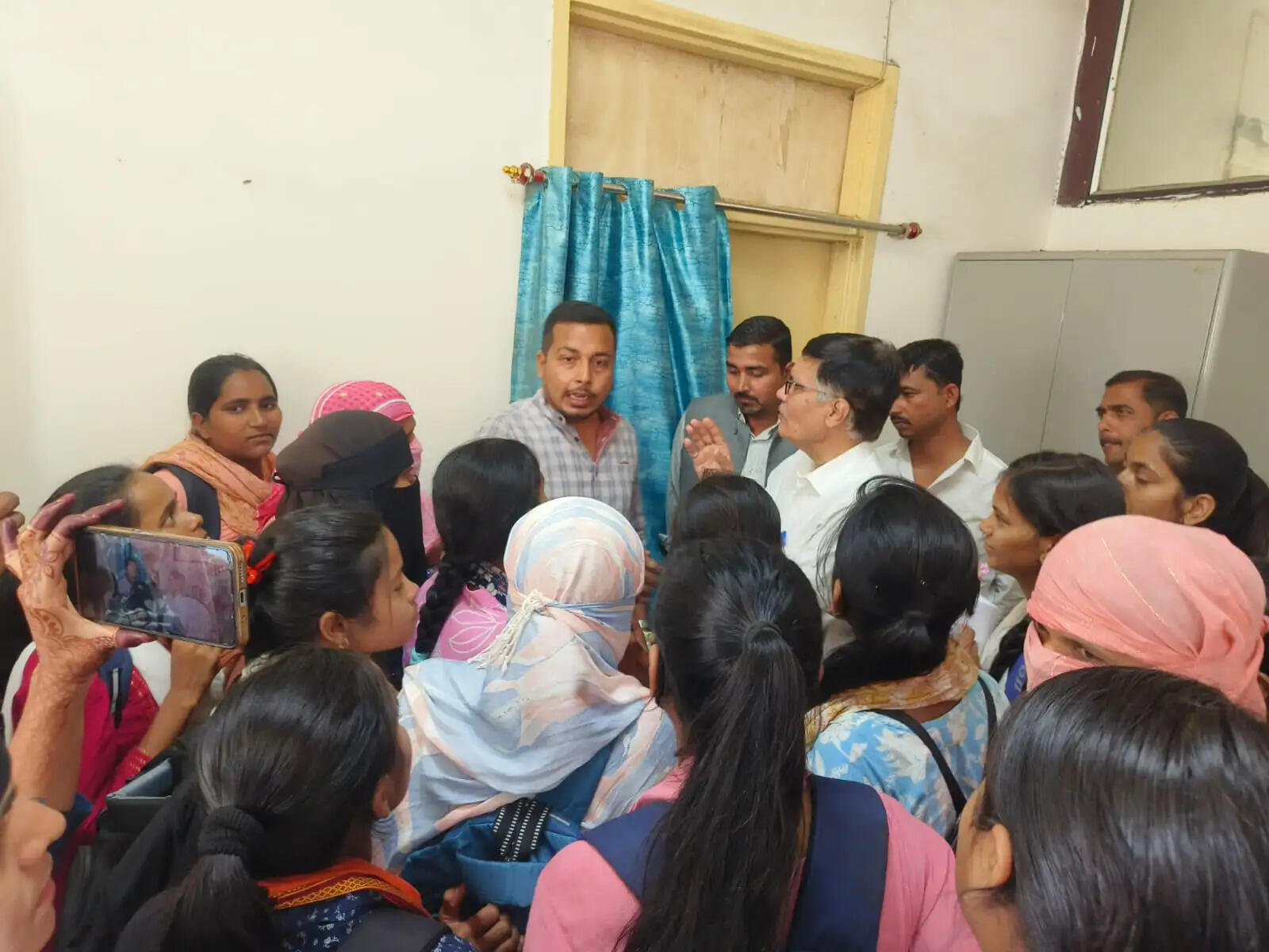 जयप्रकाश विश्वविद्यालय में परीक्षा परिणाम को लेकर छात्र संगठन ने किया हंगामा