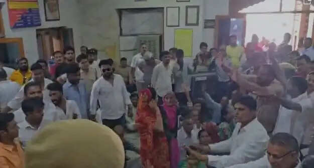 युवक से मारपीट के मामले में थाने में धरना-प्रदर्शन