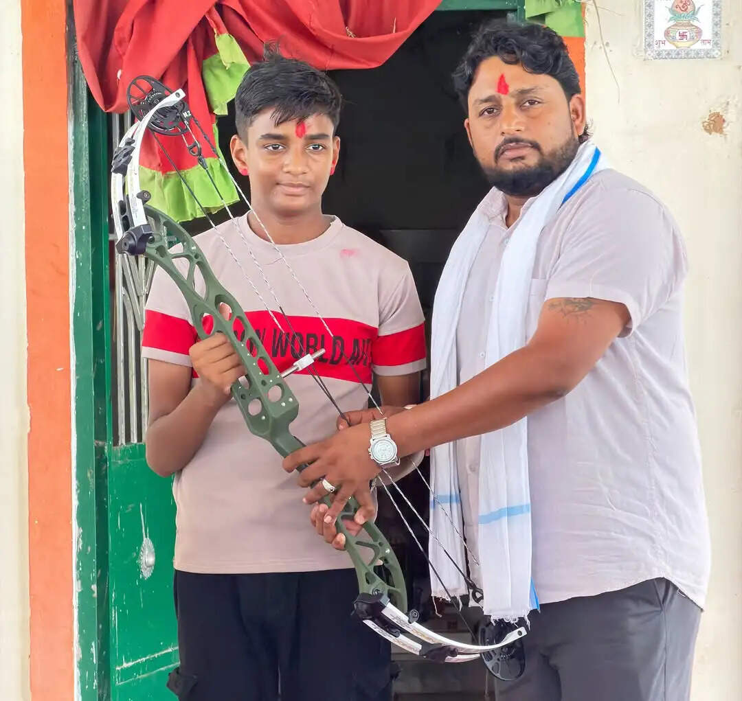 अंतरराष्ट्रीय खिलाडी भूमित पारगी को चौरासी विधायक ने भेंट किया धनुष
