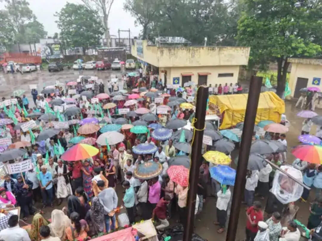 जंगल की जमीन पर कब्जे को लेकर आदिवासियों में आक्रोश, 2 हजार लोगों ने निकाली विरोध रैली