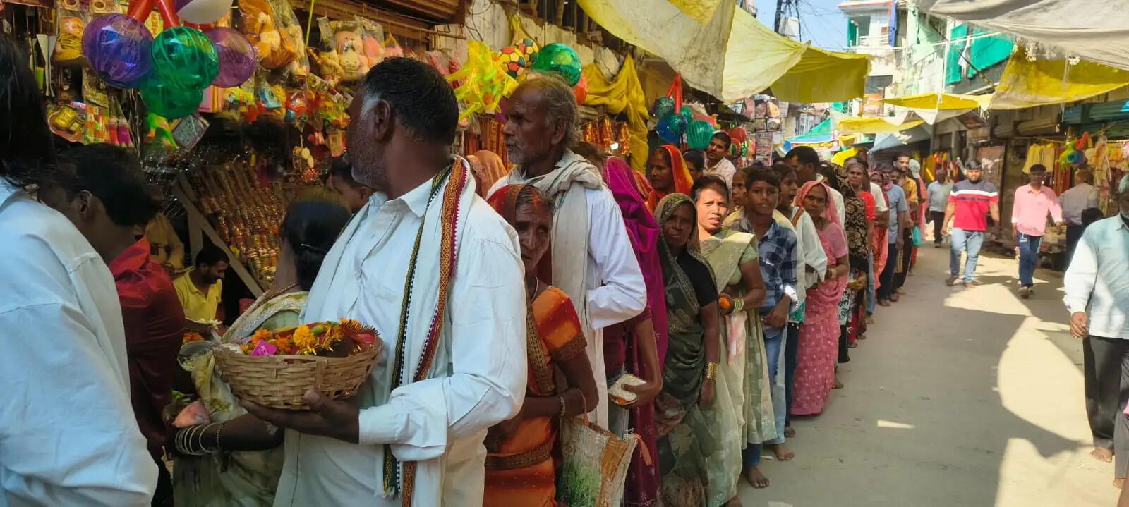 शीतला चौकियां धाम में मां कालरात्रि के दर्शन को उमड़े श्रद्धालु, सुबह नौ बजे तक सात हजार ने टेका माथा