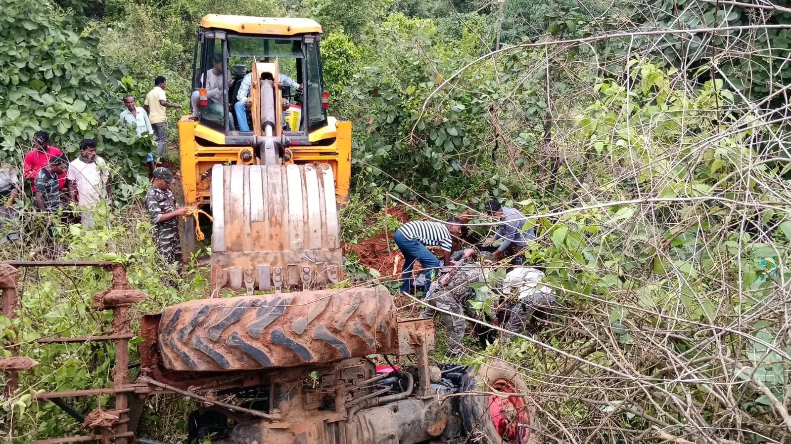 हल जोतने गई अनियंत्रित ट्रैक्टर खाई में पलटा, हादसे में चालक की मौत