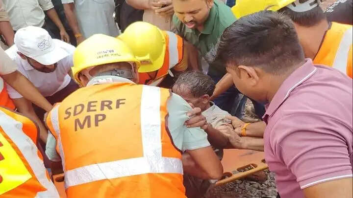 (अपडेट) ग्वालियरः गुड़ा-गुड़ी के नाका में दीवार गिरने से महिला की मौत, दो घायल