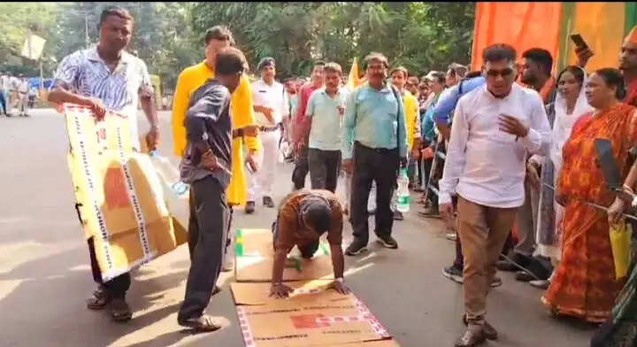 पांच किलोमीटर दंडवत कर मुख्यमंत्री शुभेंदु अधिकारी से मिलने पहुंचा समर्थक