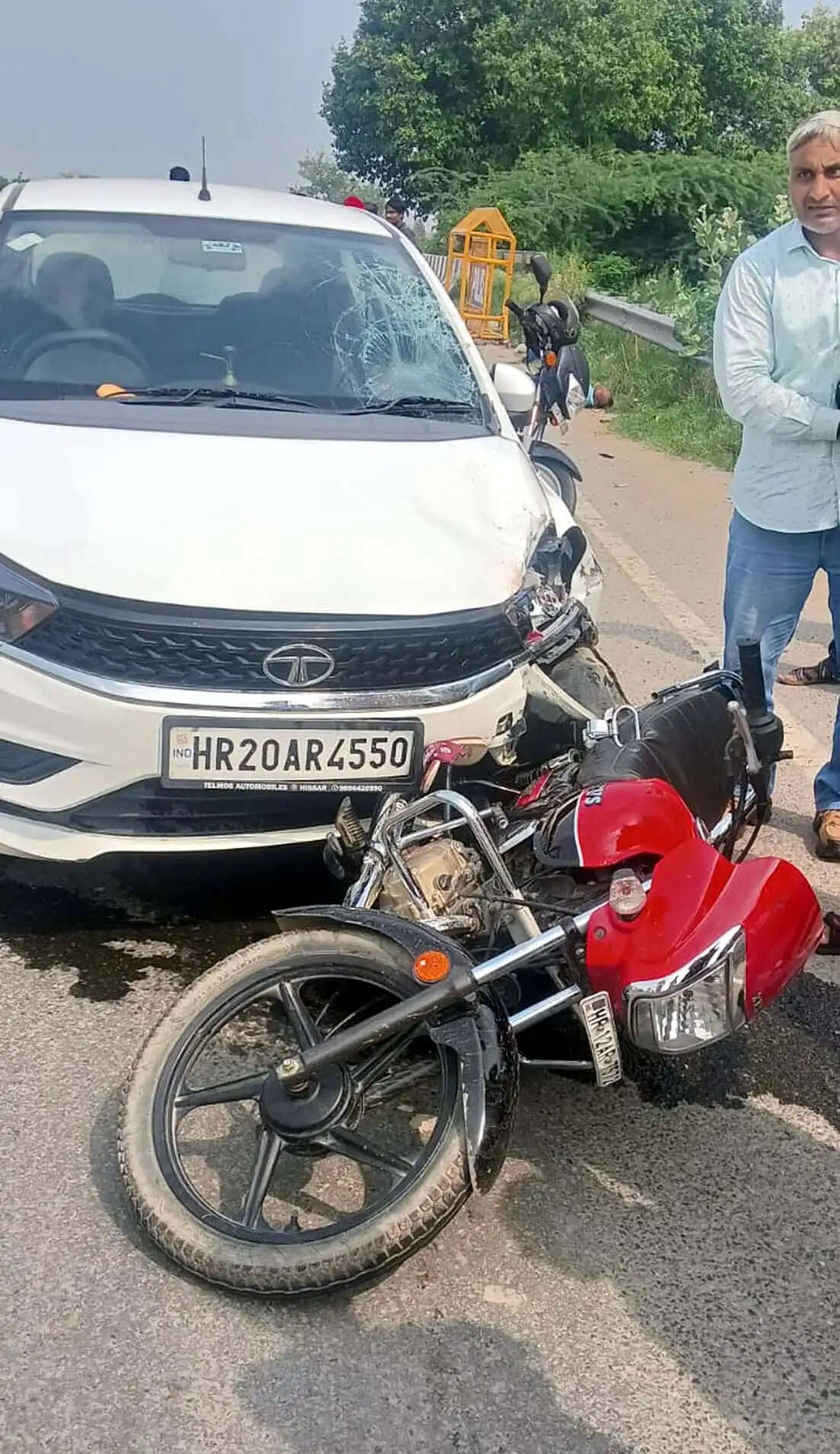 हांसी : कार ने बाइक को मारी टक्कर मोटरसाइकिल सवार महिला की मौत, एक घायल