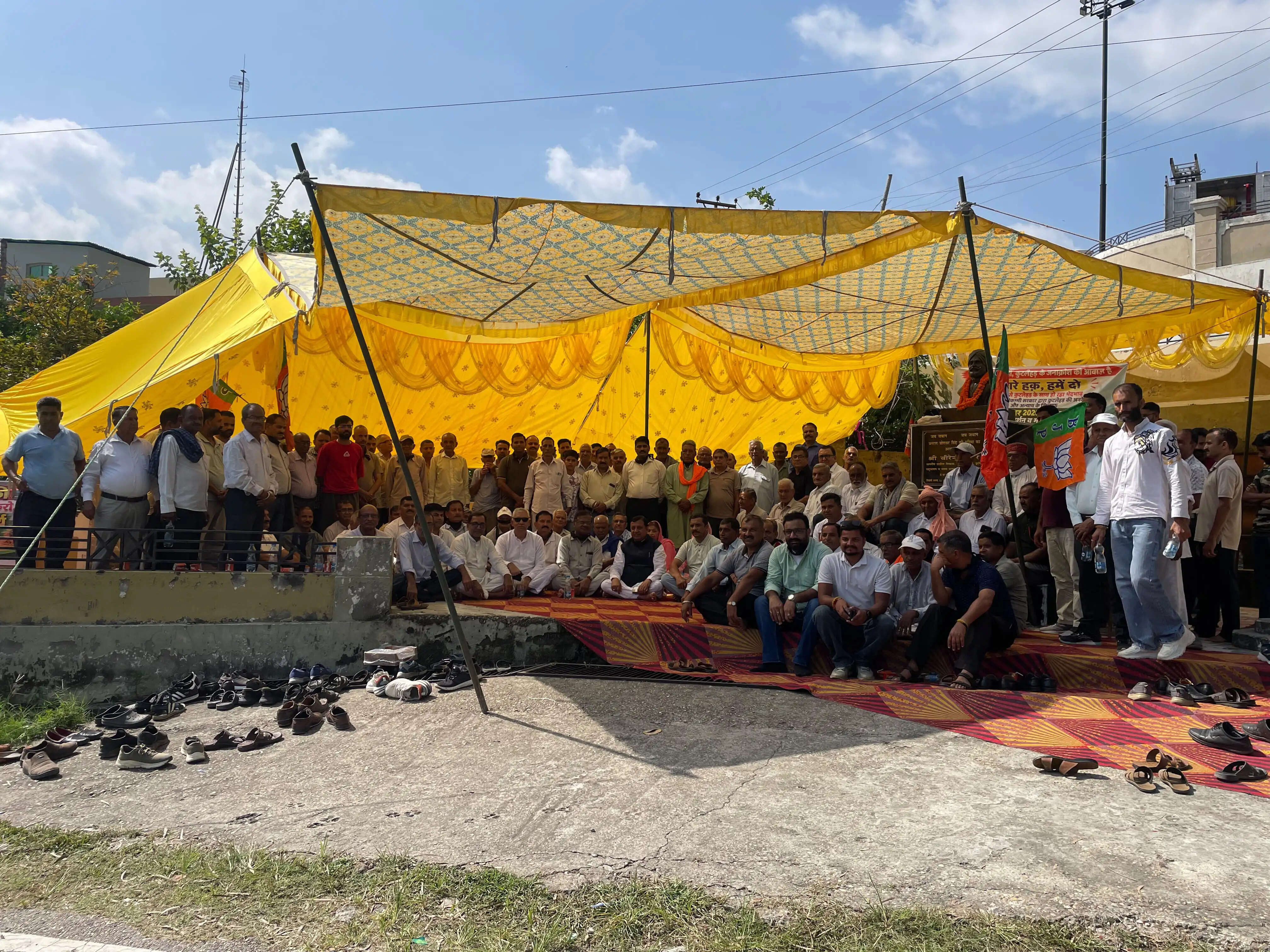 पूर्व मंत्री वीरेंद्र कंवर का सरकार के खिलाफ धरना, इलाके की अनदेखी का आरोप