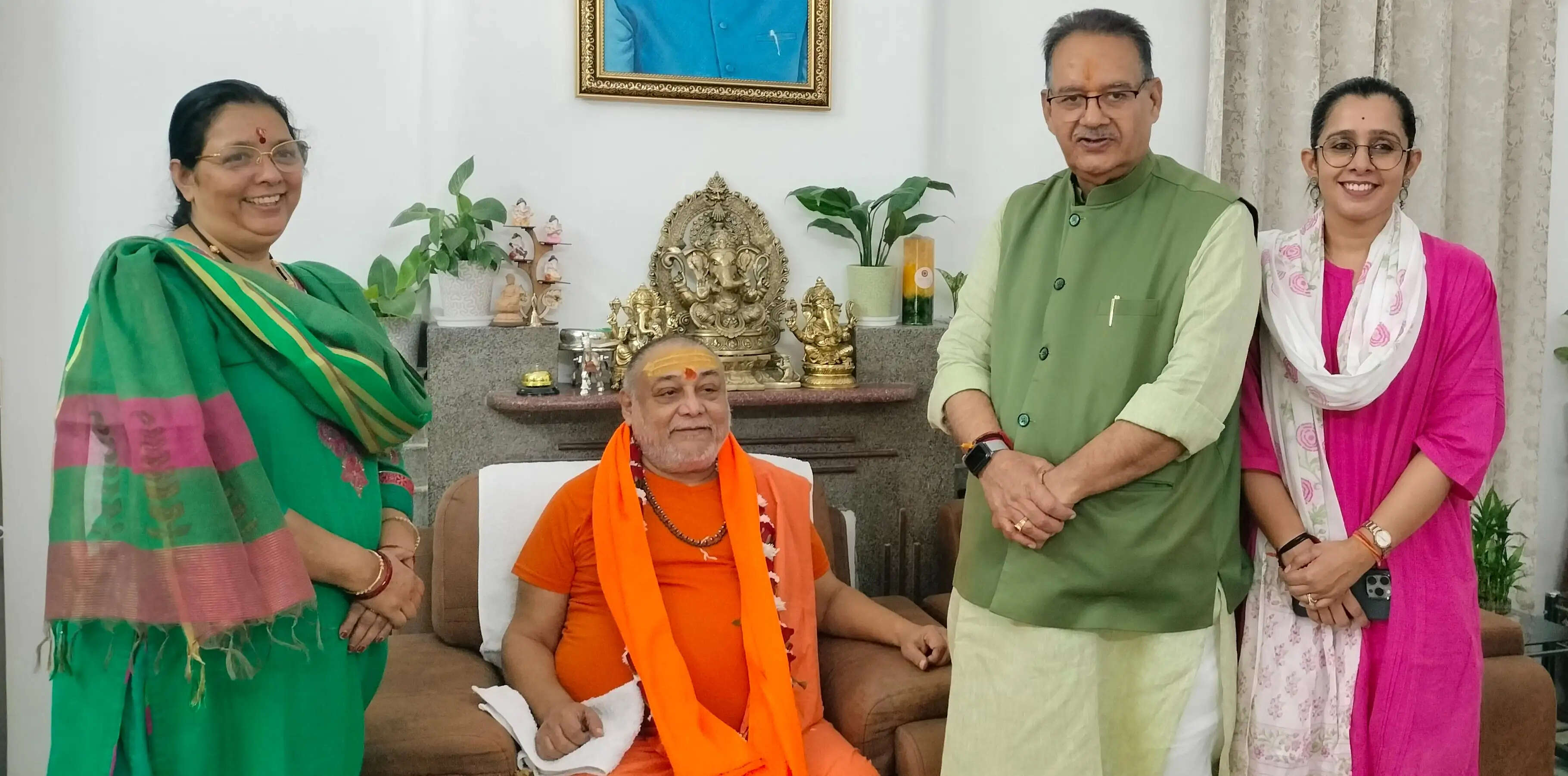 मंत्री गणेश ने जगद्गुरु शंकराचार्य राजराजेश्वराश्रम का लिया आशीर्वाद