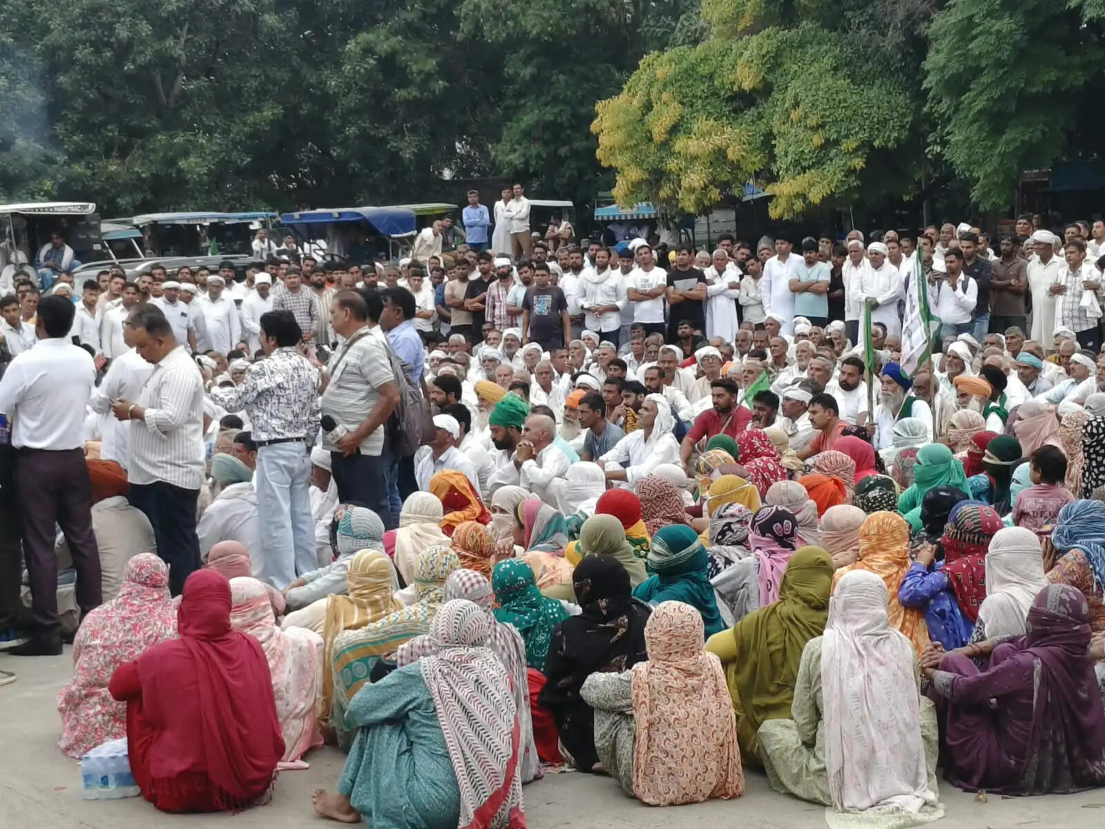 जींद : बिजली कर्मियों की गिरफ्तारी की मांग लेकर किया प्रर्दशन